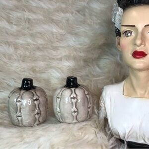 Goth Decor Cream Pumpkin Skeleton Bone salt and pepper shakers NWT